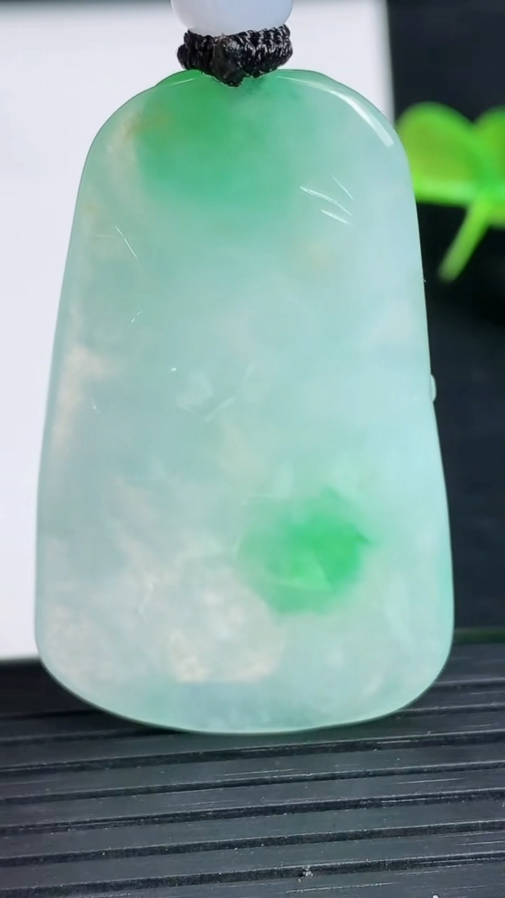 天然A货翡翠梅花鹿吊坠尺寸45.5-28.9-6.7重量:20.30g
3月18日