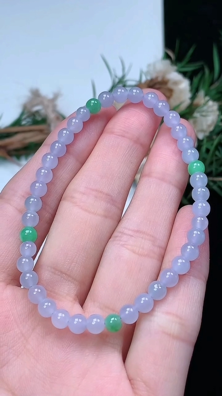 天然A货翡翠白冰圆珠手串，尺寸4.5-41颗，重量:6.19g3月18日
工厂直销收藏佳品,种好水足，色泽均匀，有种有色，上手高大气！