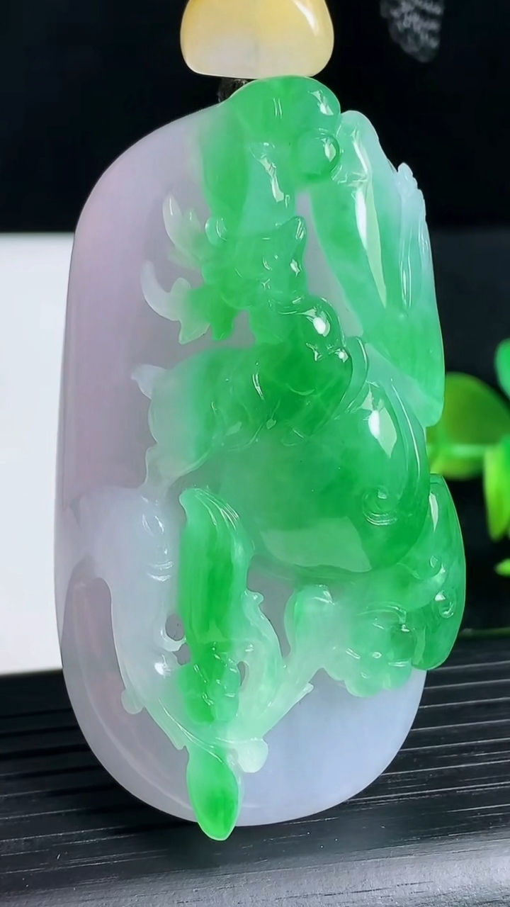 天然A货翡翠梅花鹿吊坠尺寸58.7-32.2-19重量:64.73g
3月18日