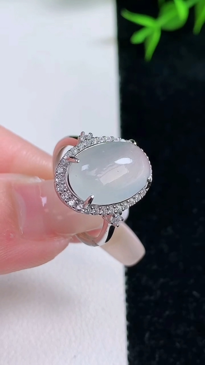 天然A货翡翠蛋面戒指，尺寸15.4-10-5.6，重量:3.85g2026年3月18日
工厂直销收藏佳品,种好水足，色泽均匀，有种有色，上手高大气！