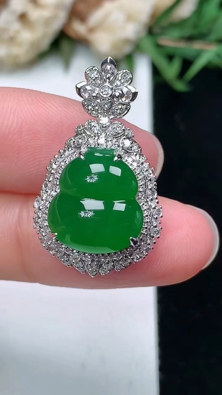 天然A货翡翠葫芦吊坠，尺寸26.5-15.9-10.8，裸石12.5-11.2，重量:4.58g
3月18日，重量:4.58g