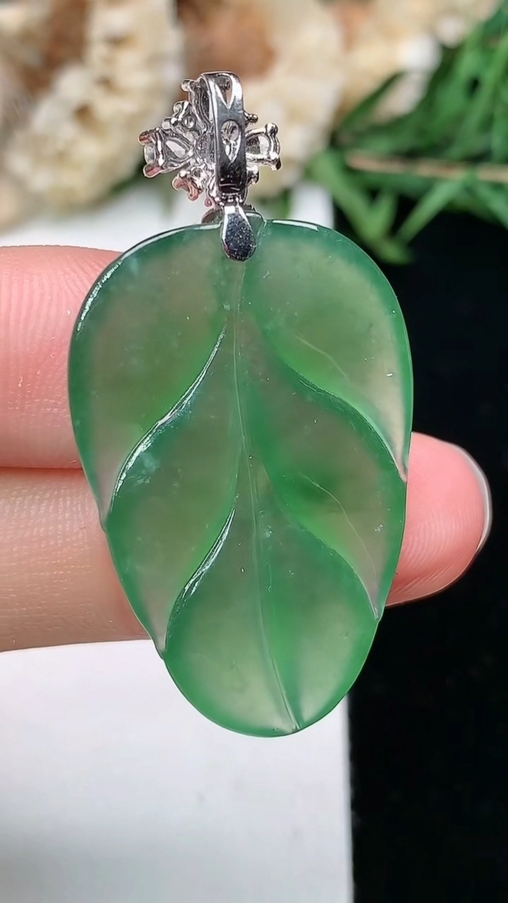 天然A货翡翠金枝玉叶 叶子吊坠，尺寸30.8-21-3.8，重量:5.35g
3月18日