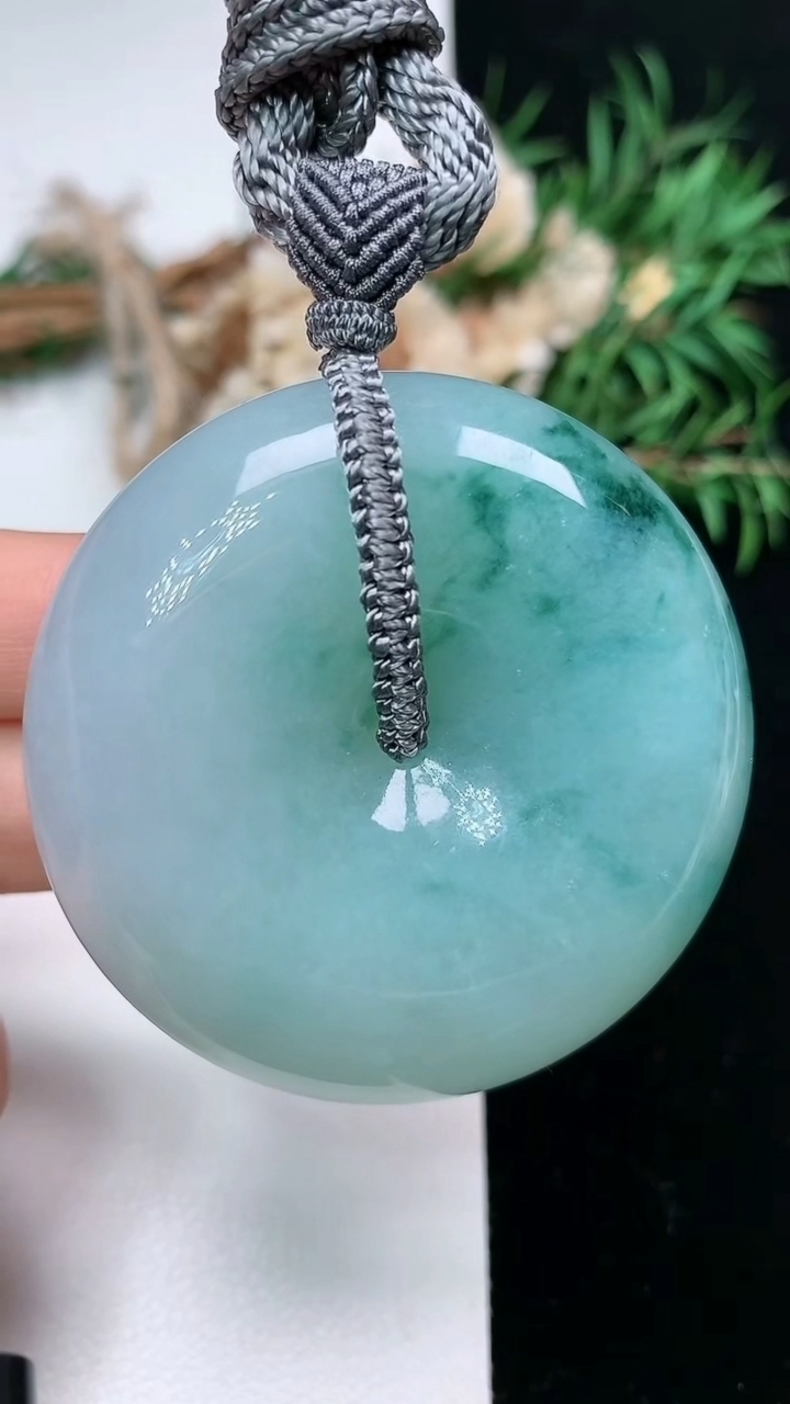 天然A货翡翠飘花平安扣吊坠，尺寸48.3-13，重量:66.15g
3月18日