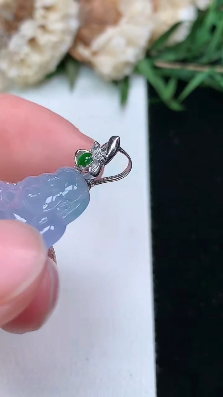 天然A货翡翠紫罗兰 飘花佛公吊坠，尺寸18.6-25.7-4.7，重量:4.78g
3月18日