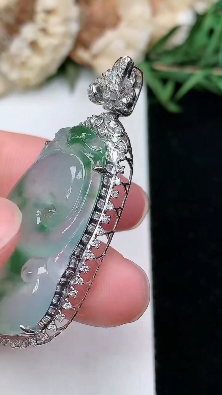 天然A货翡翠飘花如意吊坠，尺寸44-19.4-9.7，裸石31-16.2，重量:6.63g
3月18日