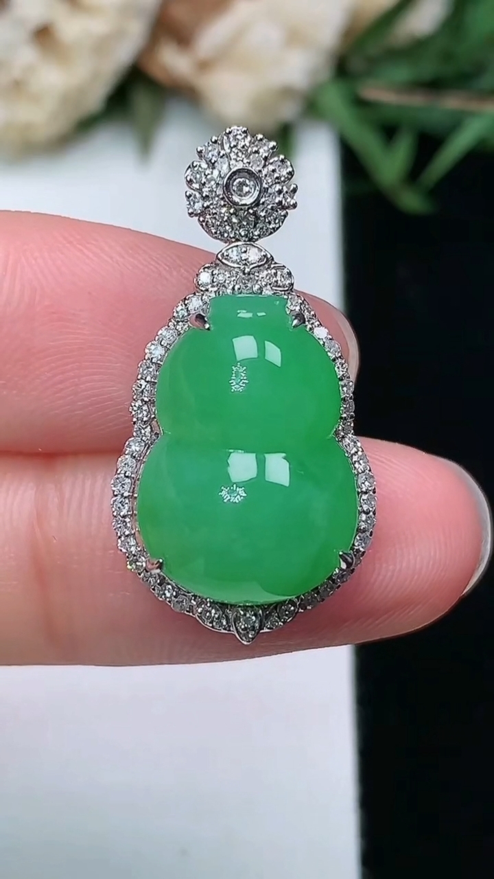 天然A货翡翠葫芦吊坠，尺寸27.3-14-9.7，裸石15.8-11.4，重量:4.17g
3月18