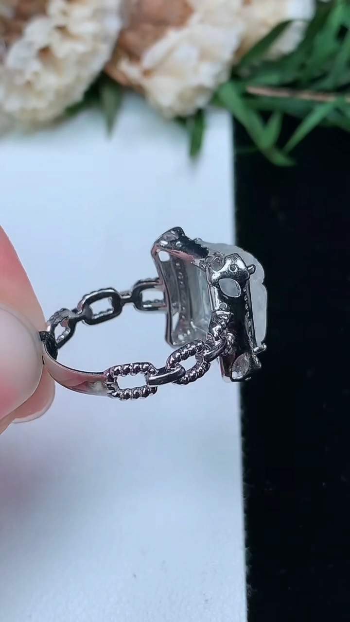 天然A货翡翠白冰龙牌戒指，尺寸16.6-9.8-9.9，重量:3.97g2026年3月18日
工厂直销收藏佳品,种好水足，色泽均匀，有种有色，上手高大气！