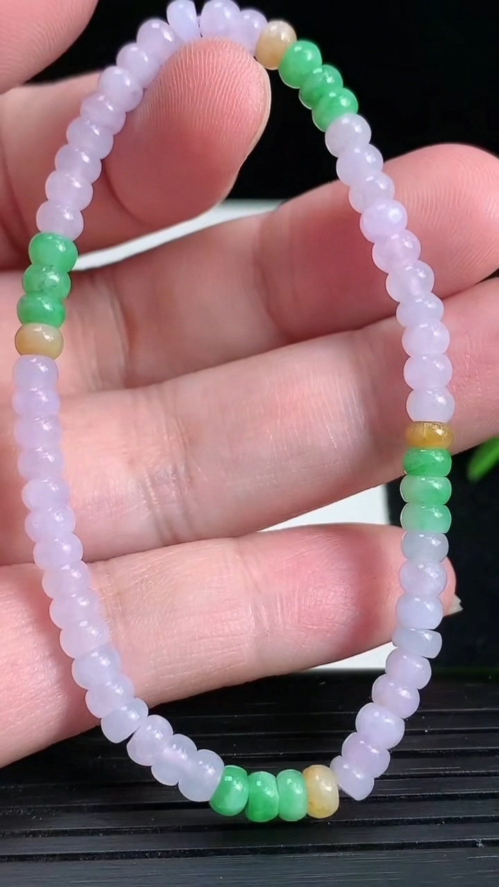 天然A货翡翠三彩算盘珠手串尺寸4.3重:7.38g3月18日
工厂直销收藏佳品,种好水足，色泽均匀，有种有色，上手高大气！
555