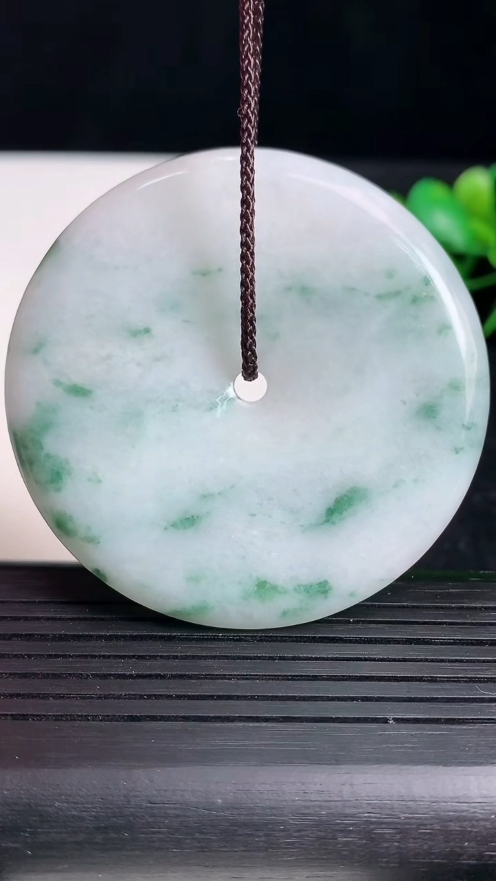 天然A货翡翠飘花平安扣吊坠尺寸54-6重:38.41g
3月18日
93