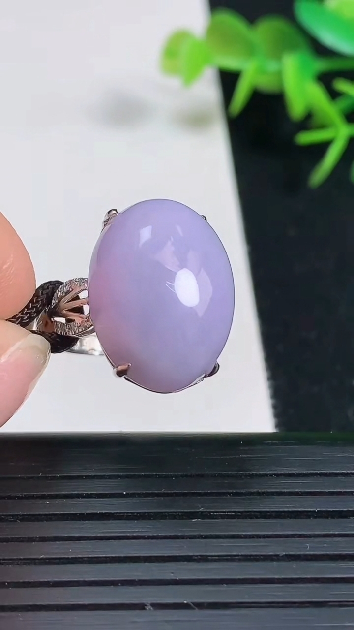 天然A货翡翠18k金紫罗兰蛋面戒指，尺寸17.3–20-14.5-10，重量:6.86g2026年3月18日
工厂直销收藏佳品,种好水足，色泽均匀，有种有色，上手高大气！