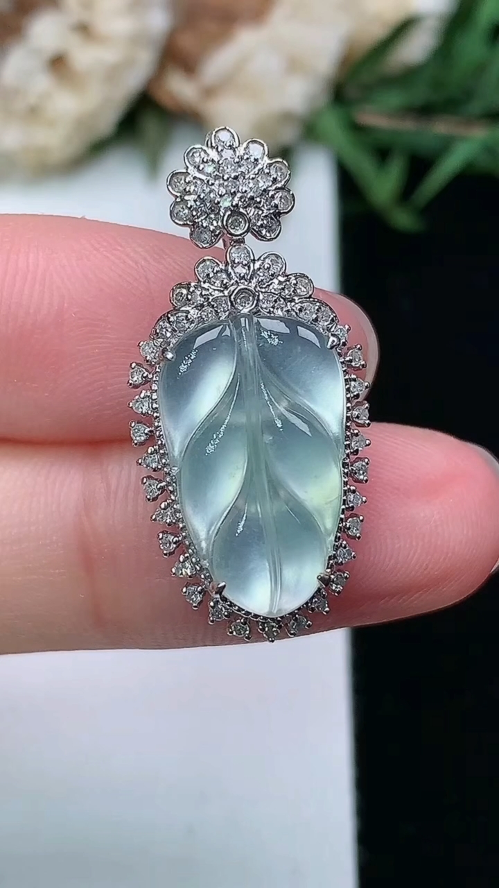 天然A货翡翠白冰金枝玉叶 叶子吊坠，尺寸28.4-13.4-7.2，裸石16.3-10，重量:2.7