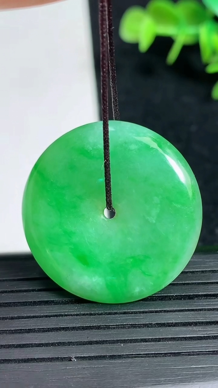 天然A货翡翠平安扣吊坠，尺寸30-5.2，重量:9.68g
3月18日