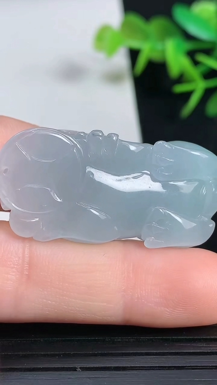 天然A货翡翠飘花霸王貔貅吊坠，尺寸38.2–18-12，重量:17.19g
3月18日