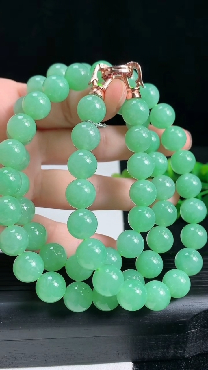 天然A货翡翠圆珠项链尺寸9.6-70颗重量:108.50g
3月18日