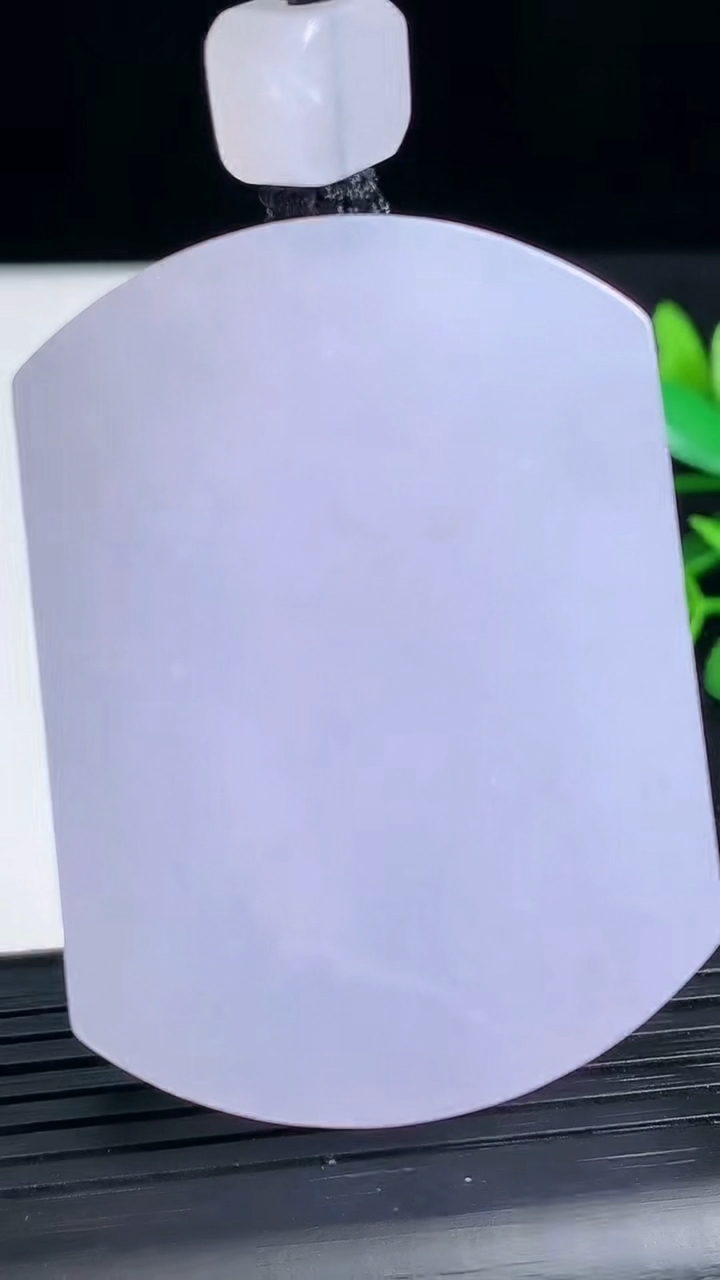 天然A货翡翠紫罗兰无事牌吊坠尺寸52.6-38.8-11重量:74.57g
3月18日