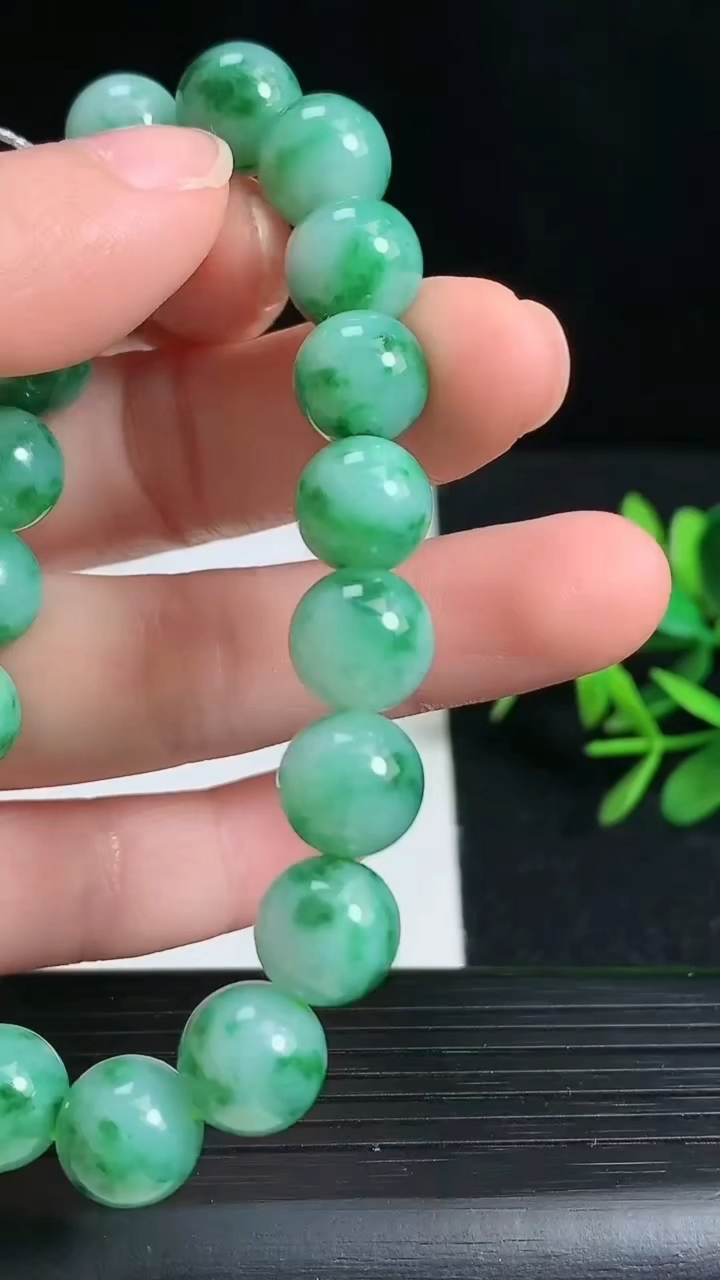 天然A货翡翠圆珠手串尺寸9.4-19颗重量:31.84g3月18日
工厂直销收藏佳品,种好水足，色泽均匀，有种有色，上手高大气！