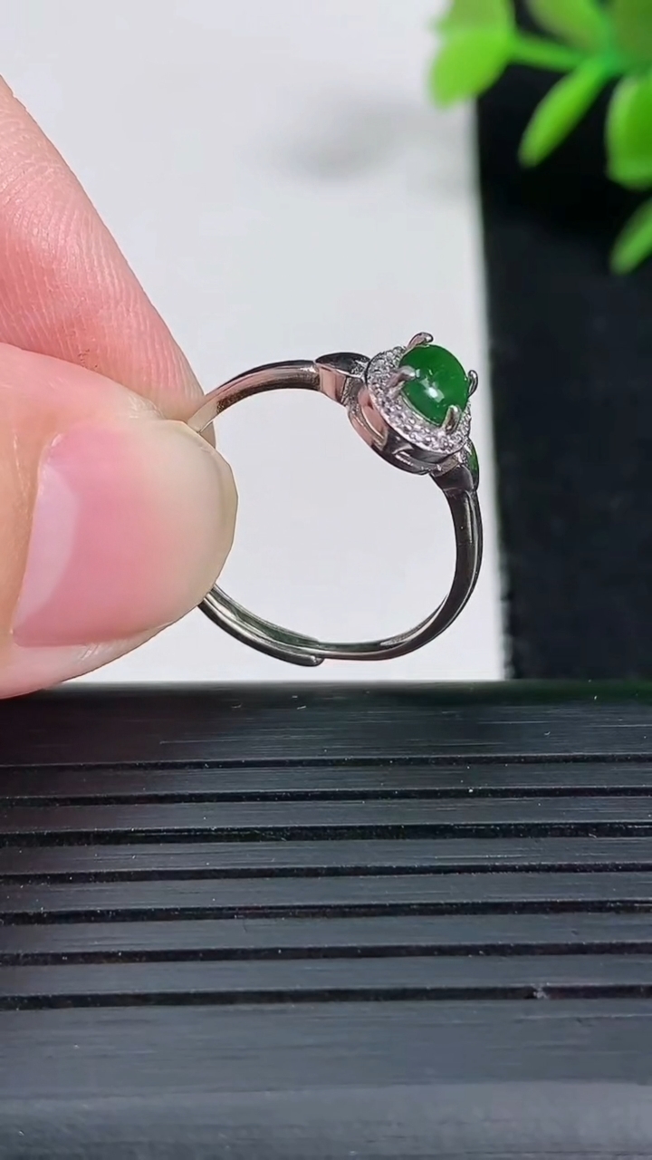 天然A货翡翠蛋面戒指尺寸5.8-4.5重:1.57g2026年3月18日
工厂直销收藏佳品,种好水足，色泽均匀，有种有色，上手高大气！
83