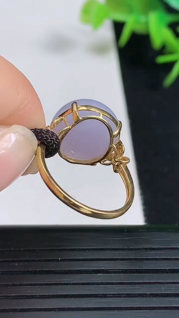 天然A货翡翠18k金紫罗兰蛋面戒指，尺寸17.3-13-8.8，重量:3.70g2026年3月18日
工厂直销收藏佳品,种好水足，色泽均匀，有种有色，上手高大气！