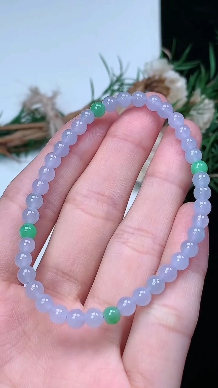 天然A货翡翠白冰圆珠手串，尺寸4.5-41颗，重量:6.19g3月18日
工厂直销收藏佳品,种好水足，色泽均匀，有种有色，上手高大气！