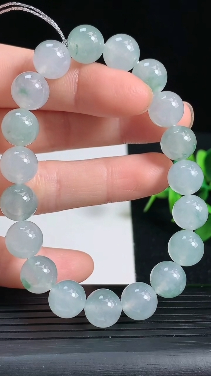 天然A货翡翠种飘花圆珠手串尺寸9.5-19颗重量:32.47g3月18日
工厂直销收藏佳品,种好水足，色泽均匀，有种有色，上手高大气！