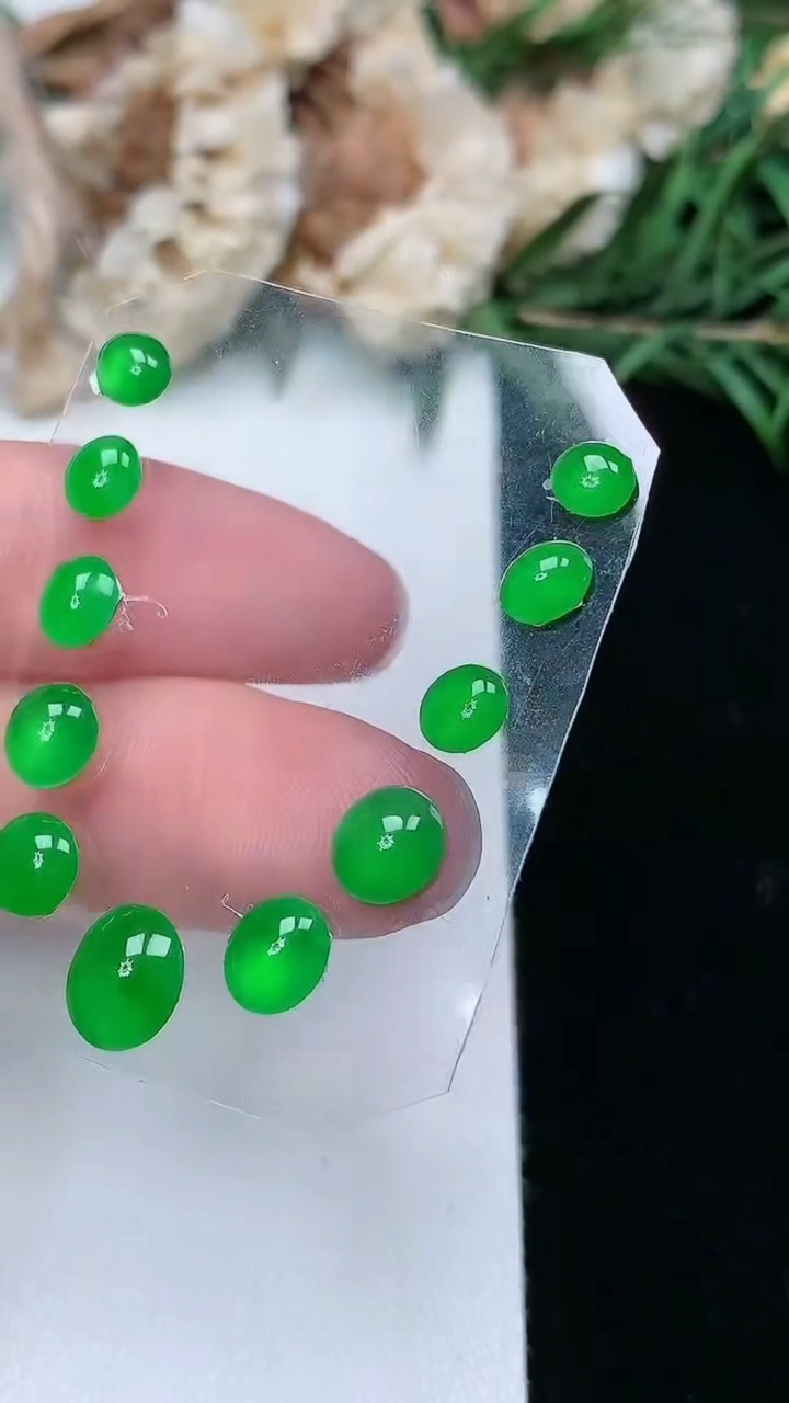 天然A货翡翠蛋面镶嵌件一手，尺寸7.3-6.2-2.3，重量:1.59g
3月18日