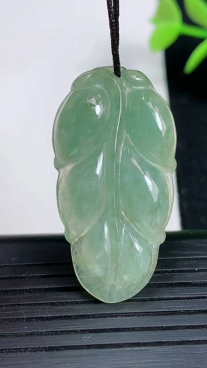 天然A货翡翠金枝玉叶 叶子吊坠尺寸36.8-19.3-5.6重:6.44g
3月18日
535