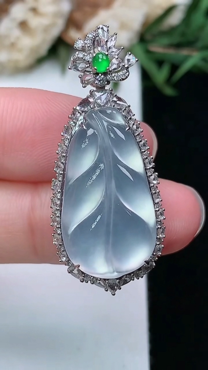 天然A货翡翠白冰金枝玉叶 叶子吊坠，尺寸36.5-15.8-9.6，裸石22.5-12.6，重量:6.02g
3月18日