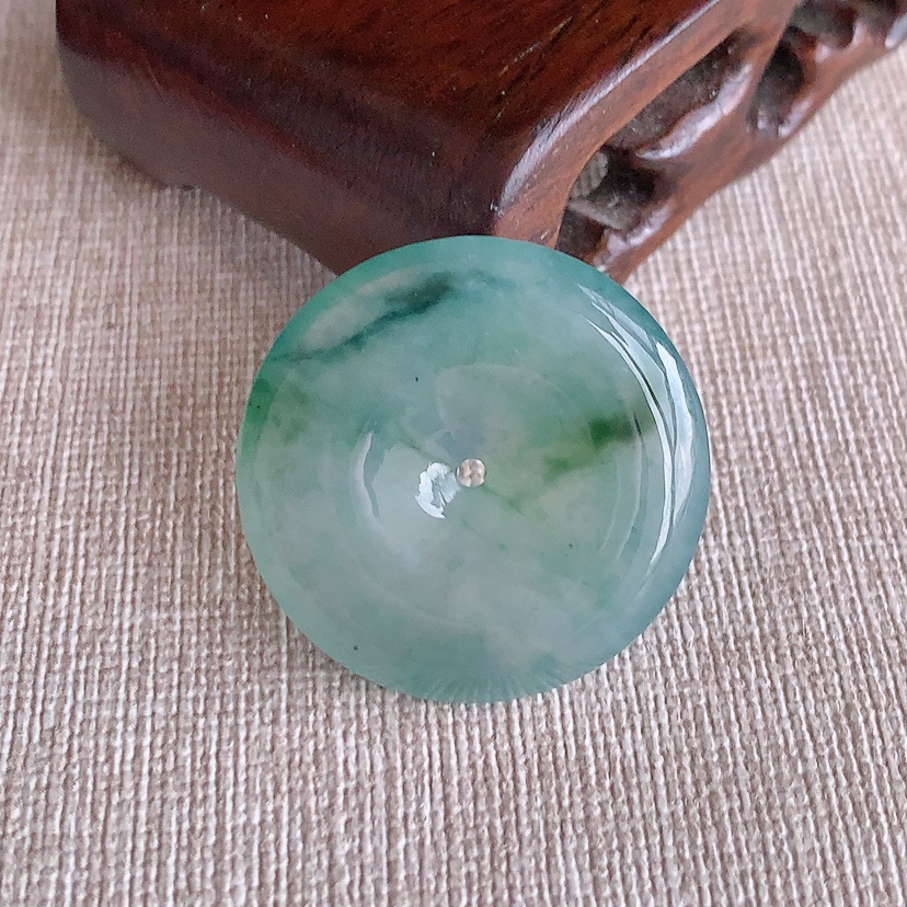 天然A货翡翠飘花平安扣吊坠 
尺寸29-5mm 重量9.72g 0317