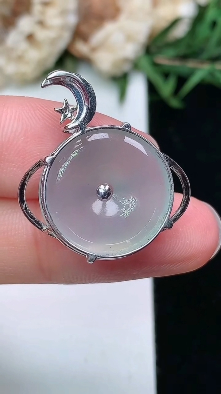 天然A货翡翠白冰平安扣吊坠，尺寸24.9-21.8-6，裸石17-5.2，重量:3.72g
3月18日