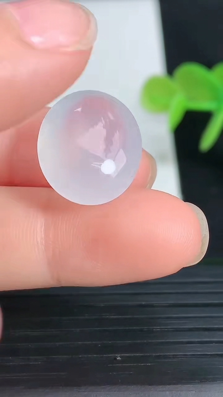 天然A货翡翠蛋面镶嵌件尺寸16.8-13.9-6.7重量:2.75g
3月18日