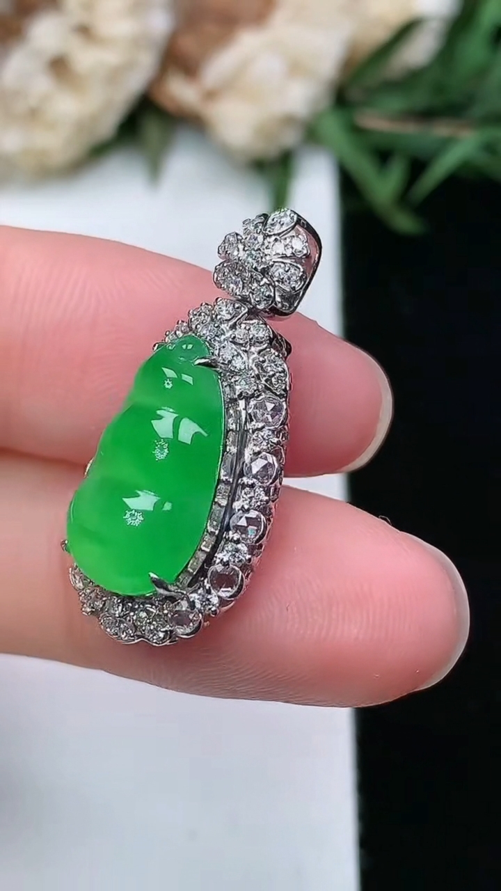 天然A货翡翠福豆吊坠，尺寸26.2-12.5-10.2，裸石14.6-8.4，重量:3.89g
3月18日