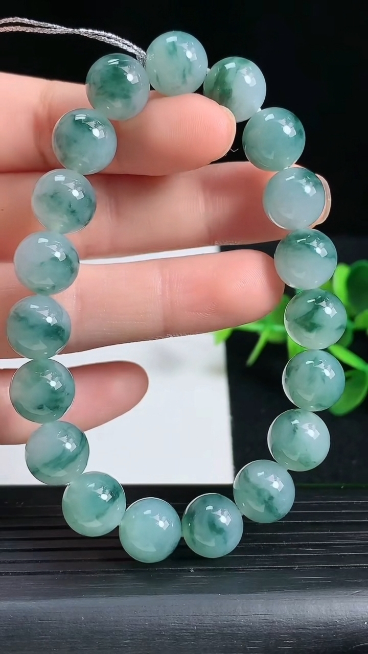 天然A货翡翠飘花圆珠手串尺寸9.8-19颗重量:33.79g3月18日
工厂直销收藏佳品,种好水足，色泽均匀，有种有色，上手高大气！