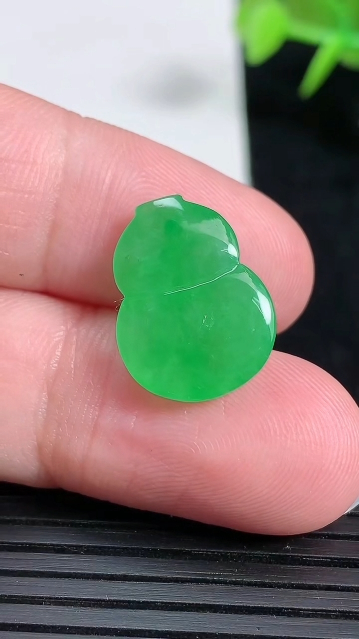 天然A货翡翠葫芦镶嵌件，尺寸17.6-13.3-5，重量:2.17g
3月18日