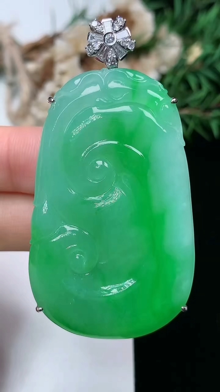 天然A货翡翠如意吊坠，尺寸48.8-30.2-6.7，重量:21.10g
3月18日