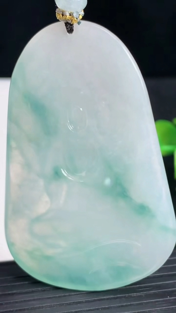 天然A货翡翠种飘花普贤菩萨吊坠尺寸62.3-40.8-6.1重量:35.12g
3月18日