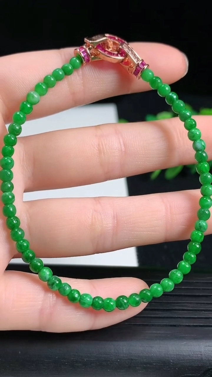 天然A货翡翠小米圆珠手串，尺寸3.5重量:5.34g3月18日
工厂直销收藏佳品,种好水足，色泽均匀