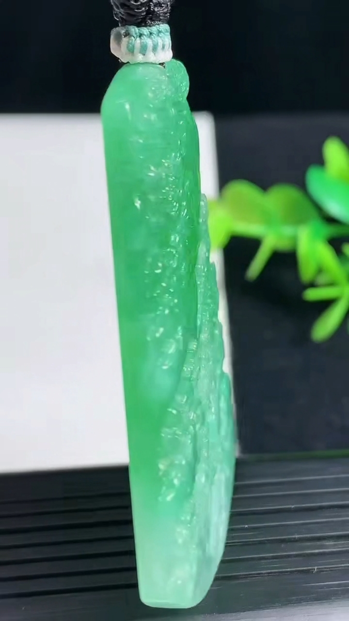 天然A货翡翠山水牌吊坠尺寸59-40.5-5.2重量:32.48g
3月18日