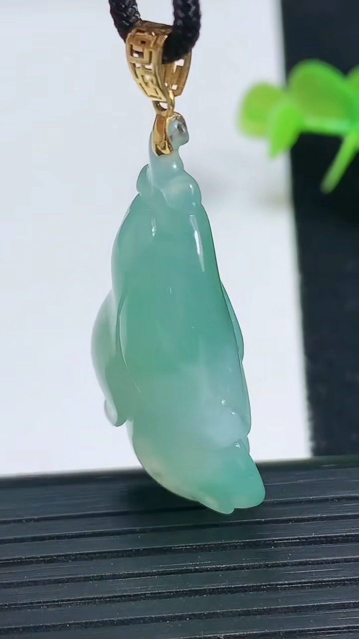 天然A货翡翠玉兰花吊坠尺寸40.2-19.3-11.4重量:10.91g
3月18日