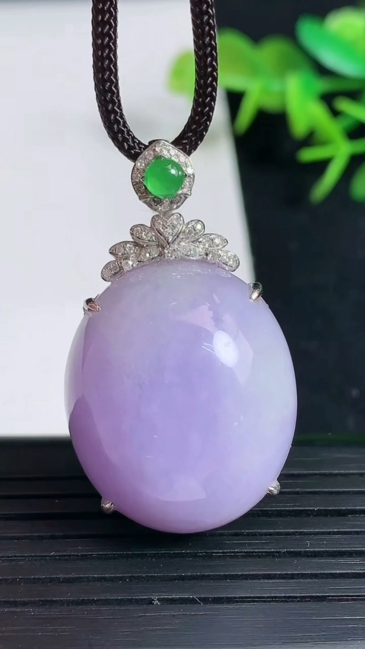 天然A货翡翠18k金紫罗兰蛋面吊坠，尺寸39-23-12.5裸石29.5-23，重量:14.91g
3月18日