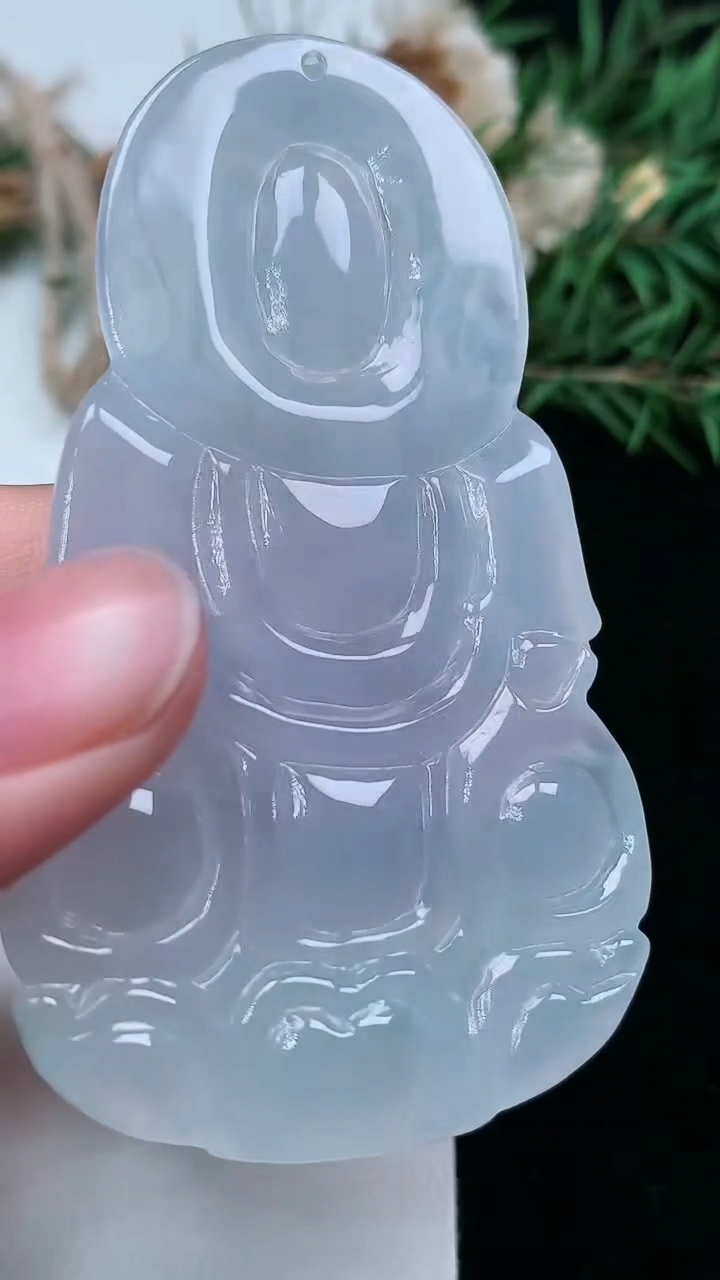 天然A货翡翠白冰观音菩萨吊坠，尺寸70.2-40.8-6.2，重量:30.72g
3月18日