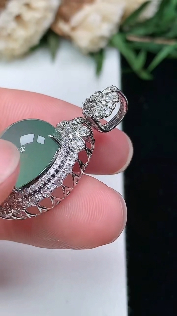 天然A货翡翠蛋面吊坠，尺寸28.4-15-12.3，裸石12.7-11，重量:3.90g
3月18日