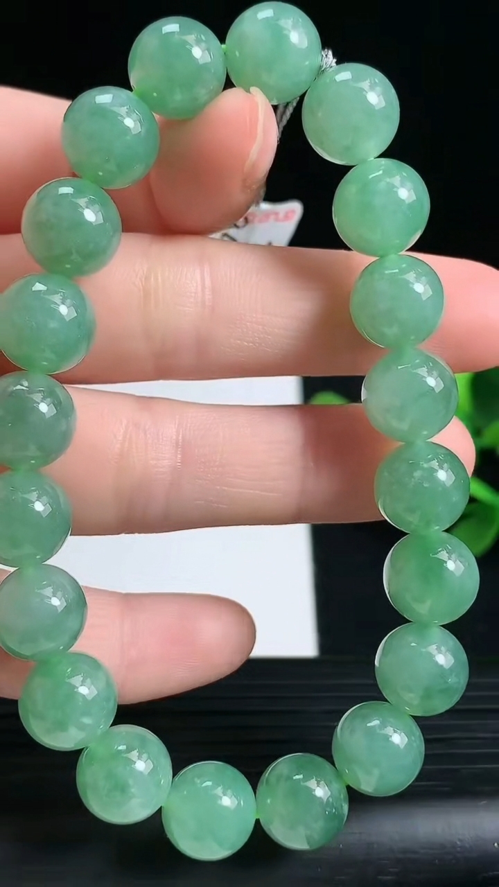 天然A货翡翠圆珠手串尺寸9.6-20颗重量:34.24g3月18日
工厂直销收藏佳品,种好水足，色泽均匀，有种有色，上手高大气！