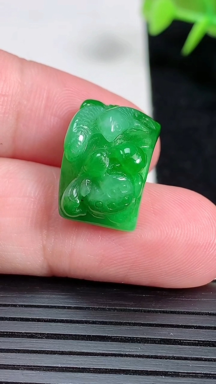 天然A货翡翠和和美美 荷叶鱼手牌，尺寸19.6-12.5-7.5，重量:4.05g
3月18日