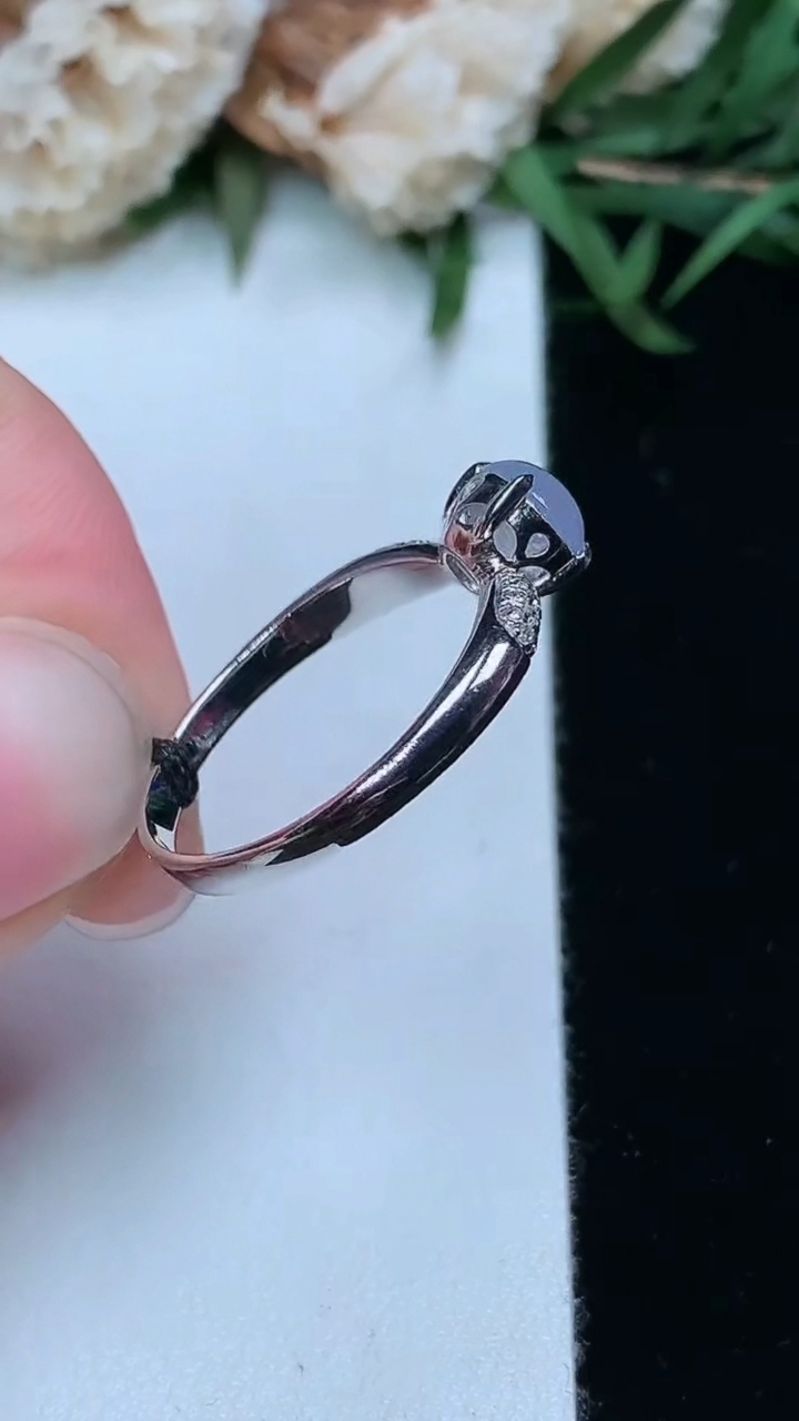 天然A货翡翠紫罗兰蛋面戒指，尺寸17-5.7，重量:1.82g2026年3月18日
工厂直销收藏佳品,种好水足，色泽均匀，有种有色，上手高大气！