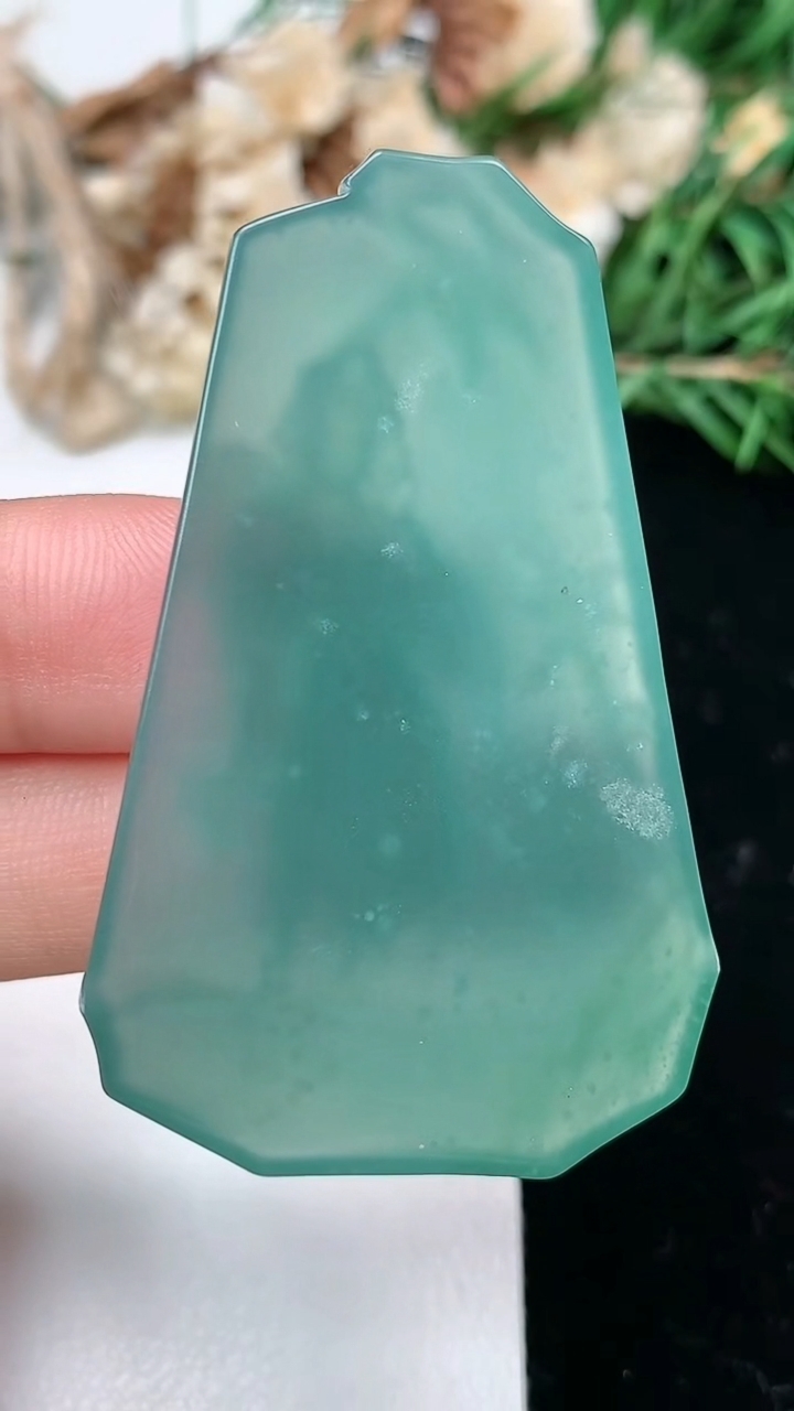 天然A货翡翠蓝水大势至观音菩萨吊坠，尺寸50.6-32.4-5.5，重量:17.01g
3月18日