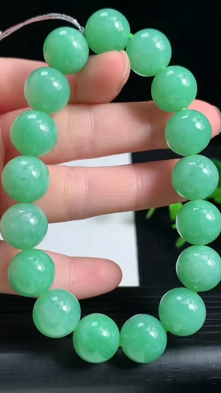 天然A货翡翠圆珠手串尺寸12-17颗重量:53.63g3月18日
工厂直销收藏佳品,种好水足，色泽均匀，有种有色，上手高大气！