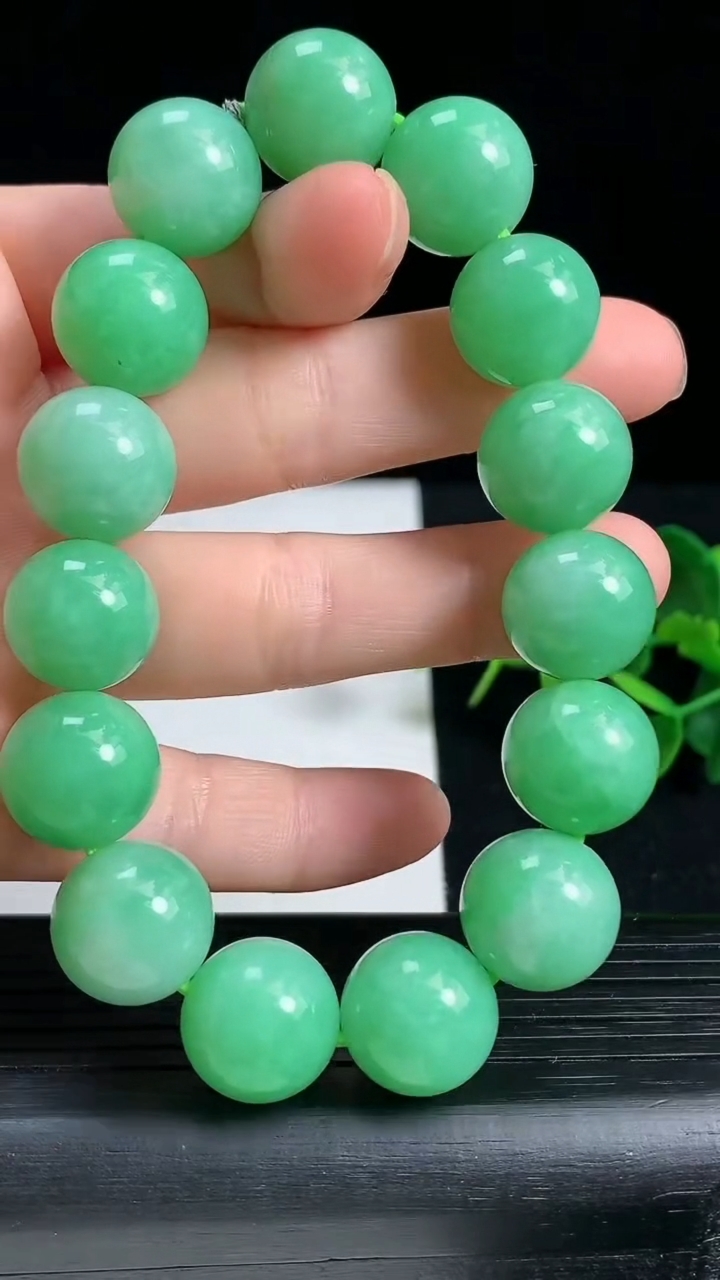 天然A货翡翠圆珠手串尺寸13.8-15颗重量:70.43g3月18日
工厂直销收藏佳品,种好水足，色泽均匀，有种有色，上手高大气！
