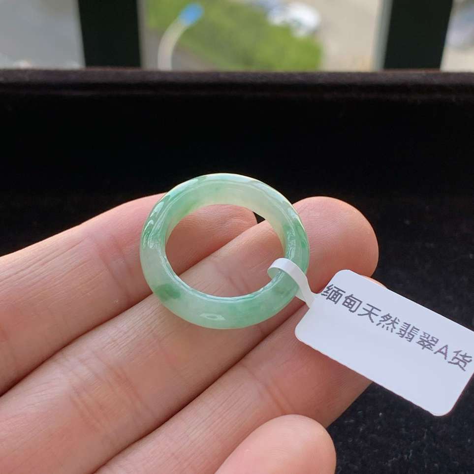 A货天然翡翠冰糯种飘绿戒指18号重量3.88
3月18日