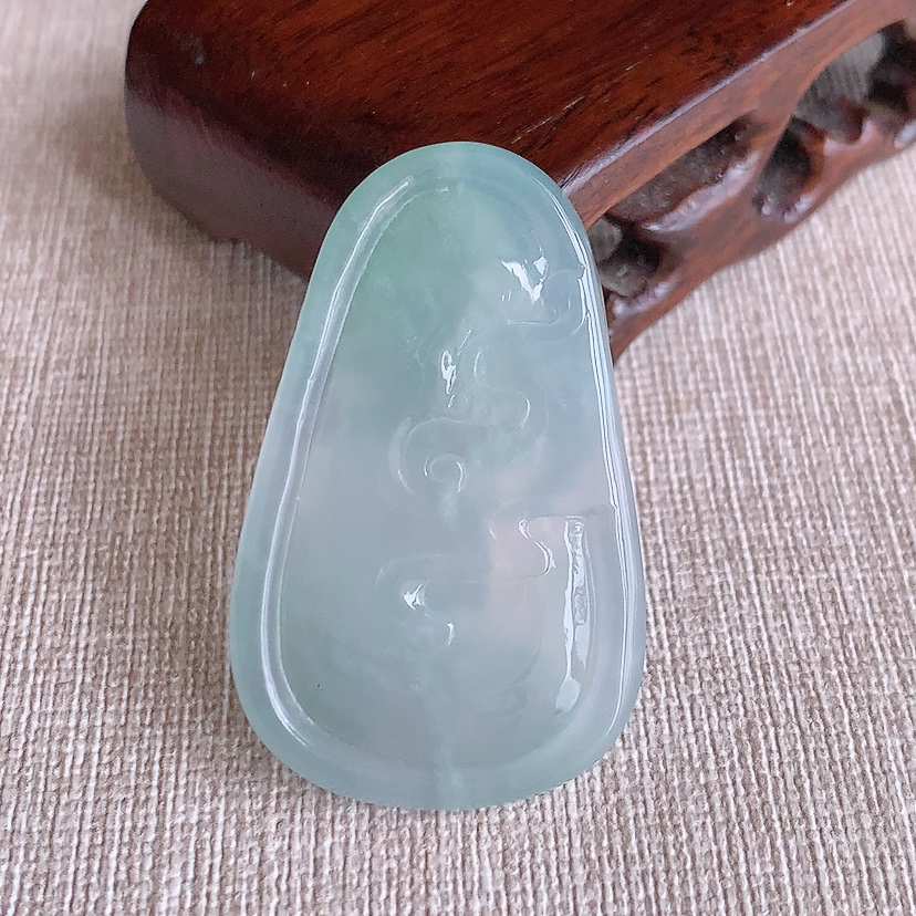 天然A货翡翠晴水普贤菩萨吊坠 
尺寸43-26.5-7.2mm 重量15.56g 0317