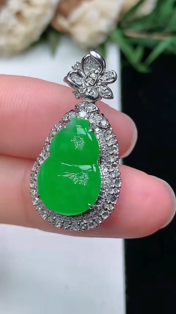 天然A货翡翠葫芦吊坠，尺寸28-14.7-9.8，裸石14.4-9.7，重量:4.31g
3月18日